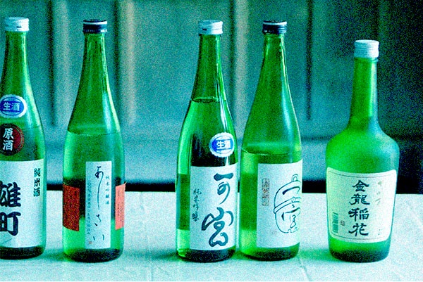 写真　稲花酒造のお酒が並ぶ